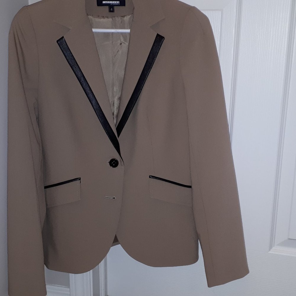 Ladie's Jacket size 4 - Picture 3 of 3